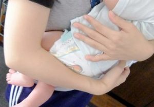 赤ちゃんを抱っこしているママ